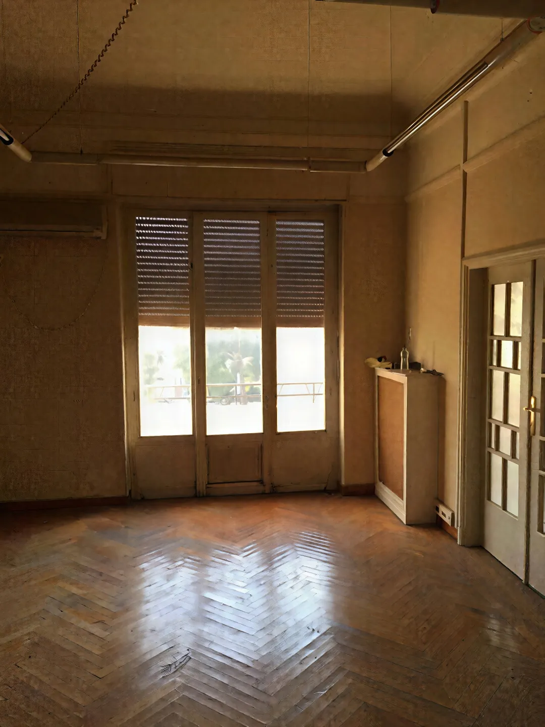 Bombyx — Room with balcony doors and parquet before renovation